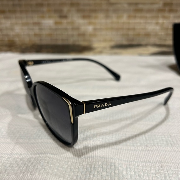 Prada sunglasses & case - Picture 3 of 9